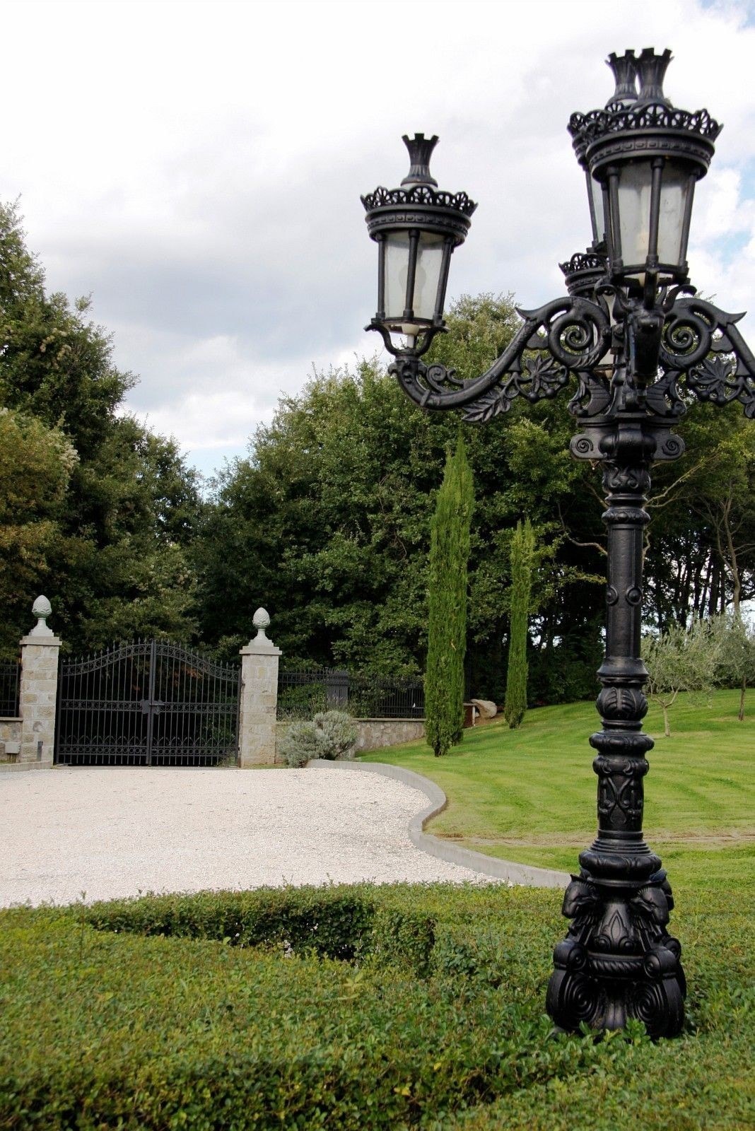 Flotte detaljer som smijerns lampe post, omgjort fra gass til elektrisk. Galleribilde