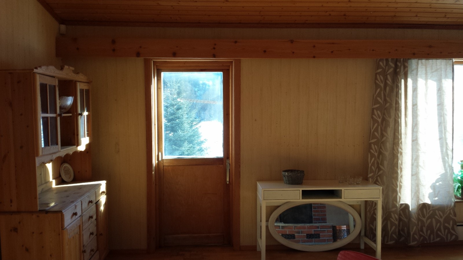 Stue sett fra bokhyller mot altandør. Ser mot vest. Galleribilde