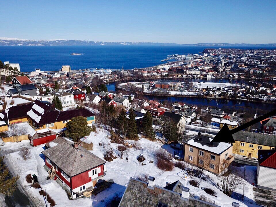 Panoramutsikt over sentrum - se pil for plassering av leilighet Galleribilde