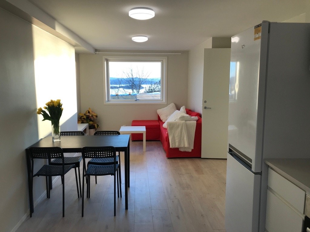 Spisebord med plass til fire Galleribilde