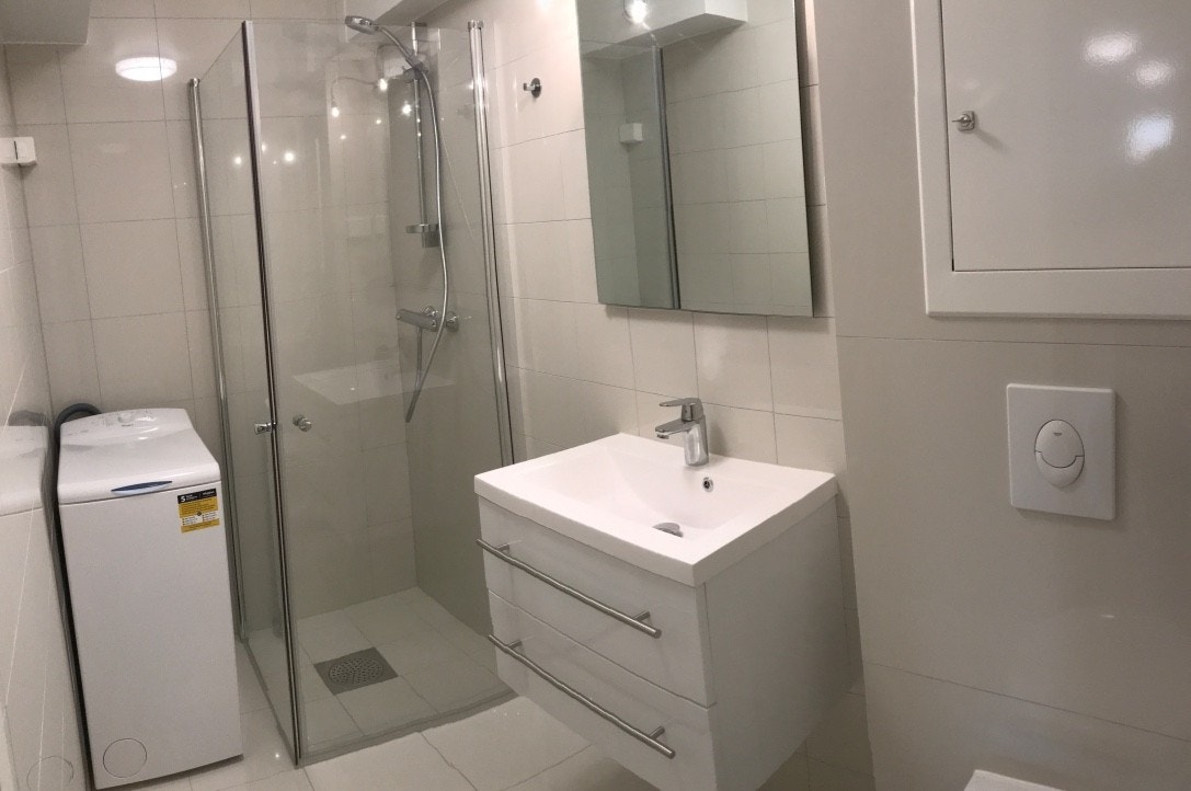 Nesten nytt bad med vaskemaskin Galleribilde