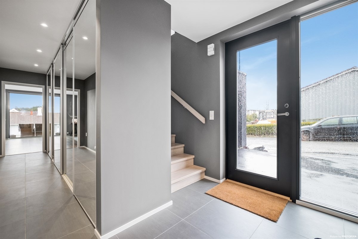 Boligen har en romslig flislagt entré. Galleribilde