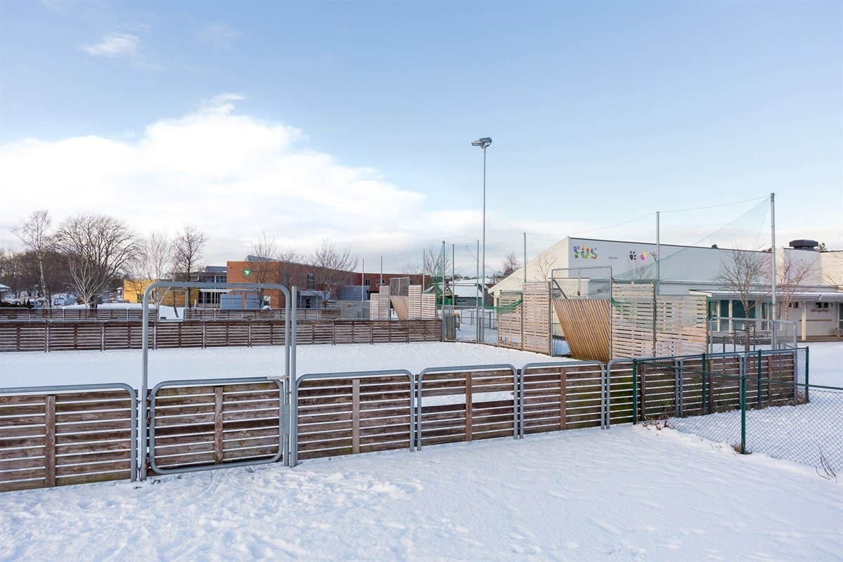 Boligen har en svært barnevennlig beliggenhet med nærhet til både skoler og barnehager. Galleribilde