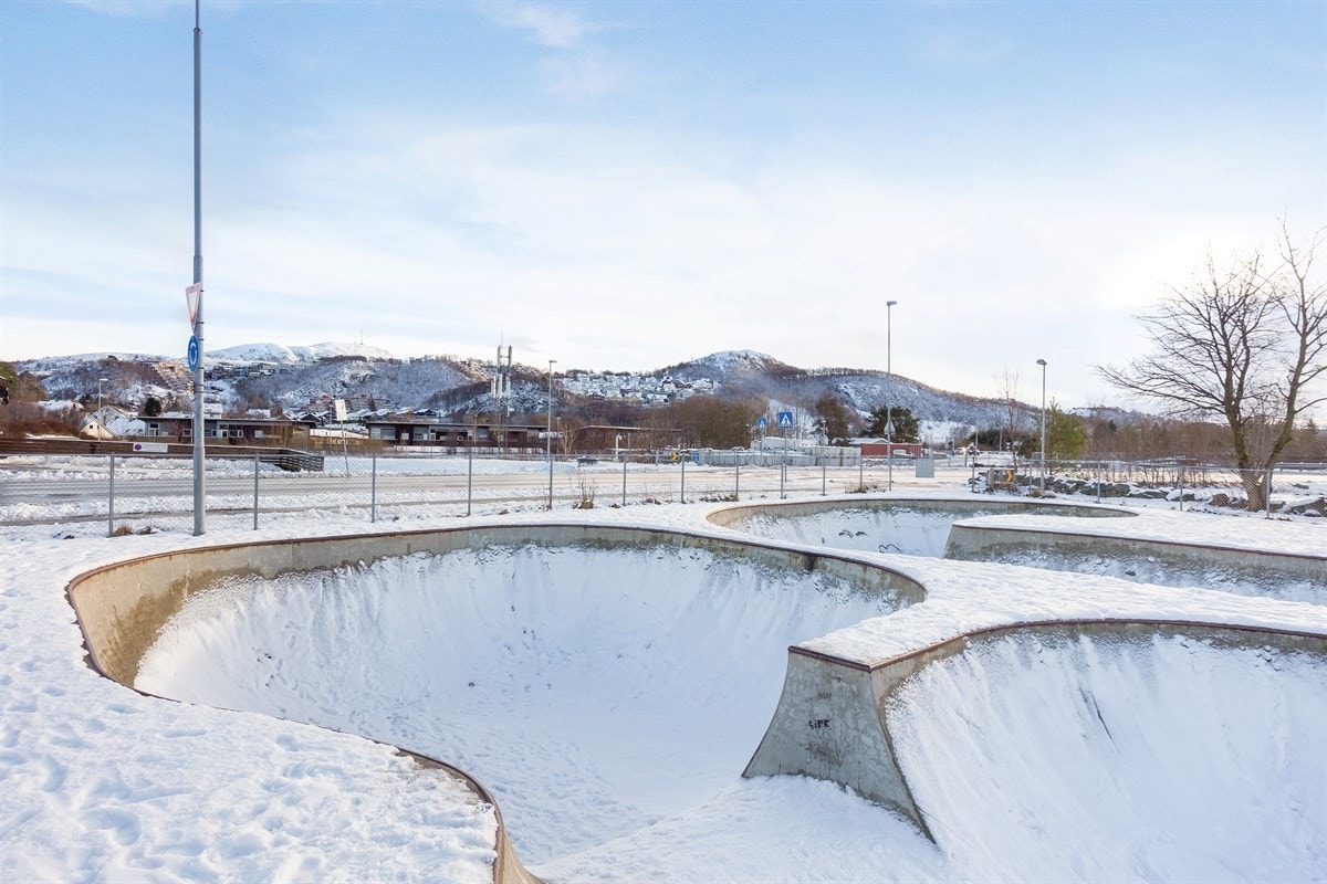 Her kan barna vokse opp, boltrer seg i lekeområdene, trikser med sparkesyklene i bowlen og drible i ballbingen. Galleribilde