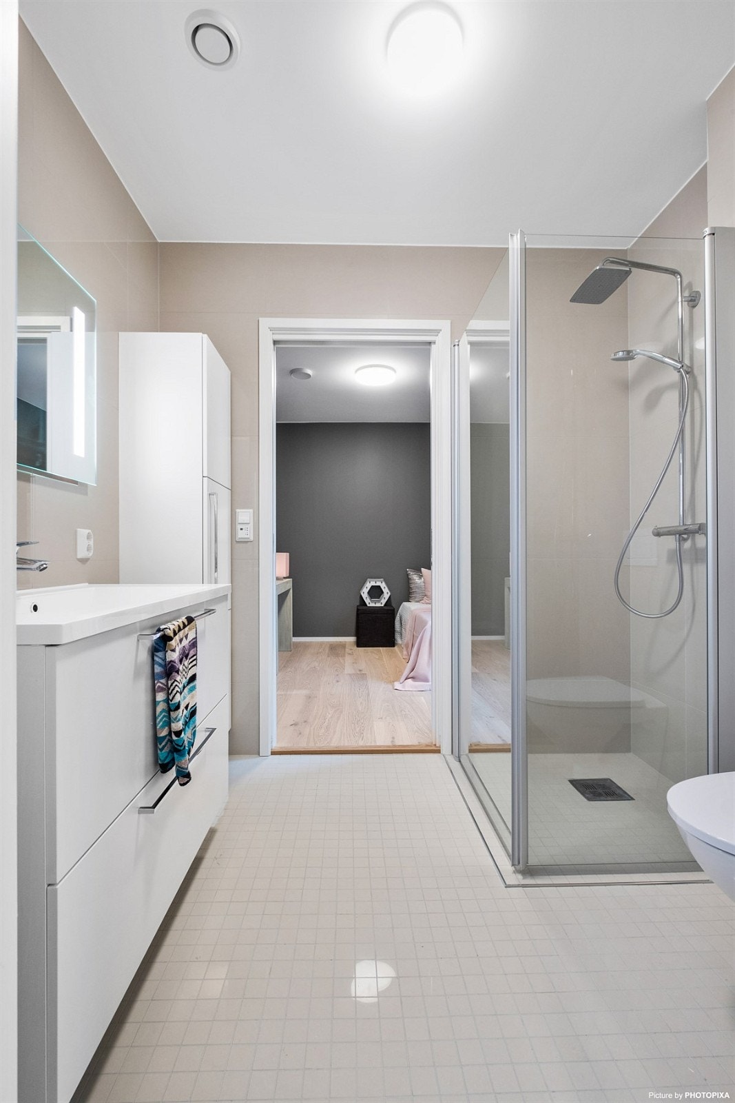 Badet er plassert mellom soverom 2. og 3. og begge har direkte adkomst inn. Galleribilde