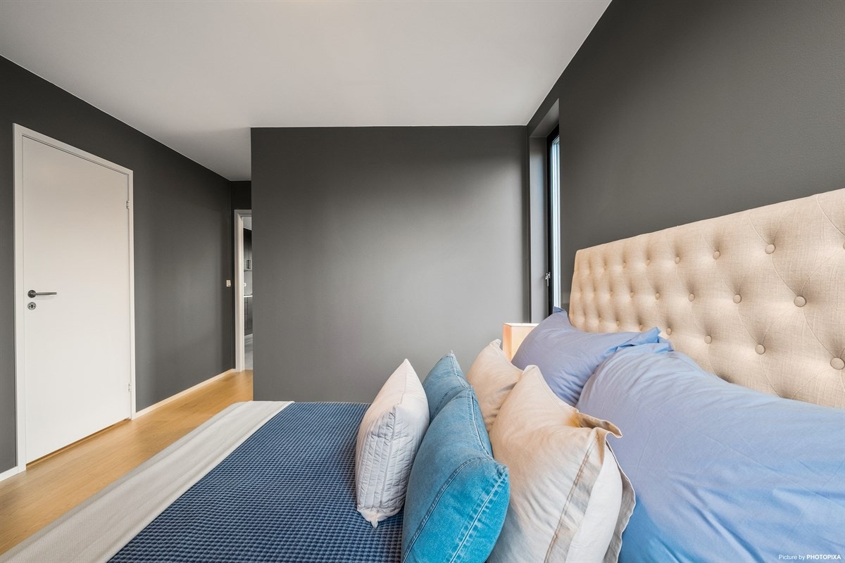 Det har walk-in garderobe og direkte adkomst til eget bad. Galleribilde