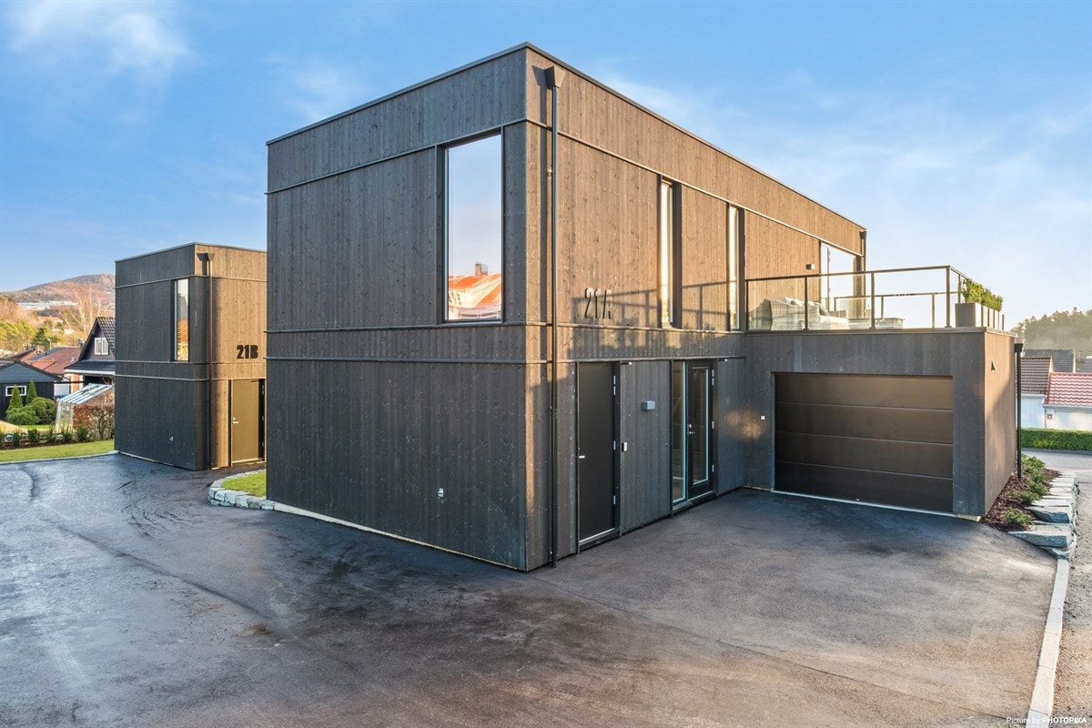 I tillegg til garasje er det plass til flere biler i gårdsrommet. Galleribilde