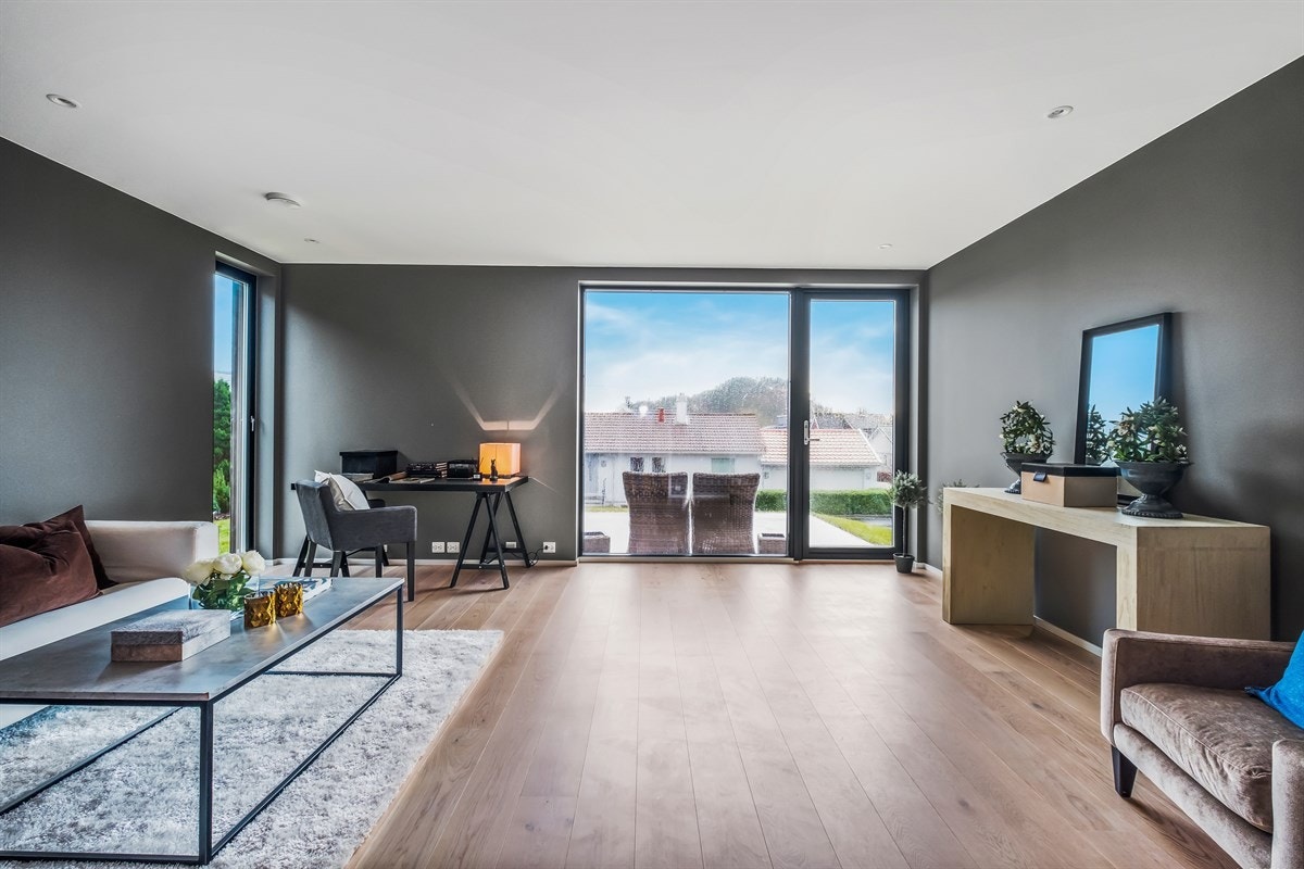 Stuen i 1. etasje har direkte adkomst til uteplass/hage. Galleribilde