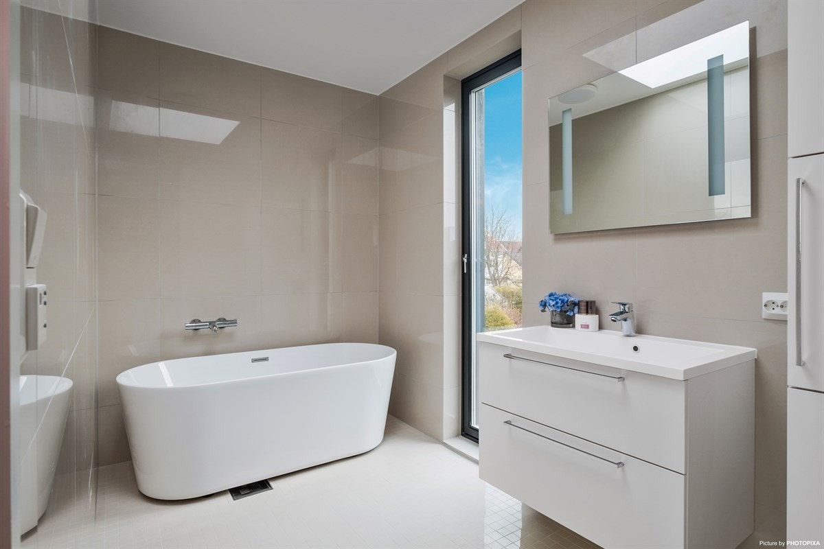 Badet med adkomst fra soverommet har både dusj og badekar. Galleribilde