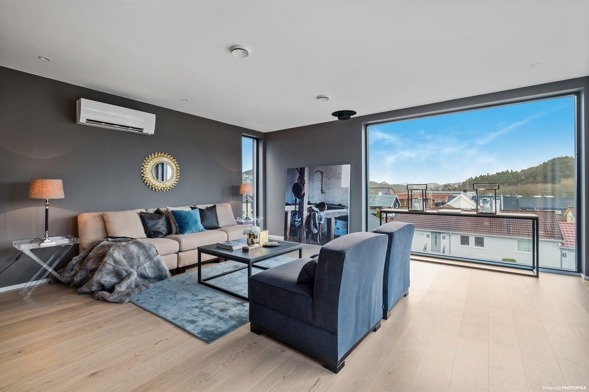 Boligen går over to plan. I 2. etasje finner man stue/kjøkken, hovedsoverom, bad og garderobe. Galleribilde