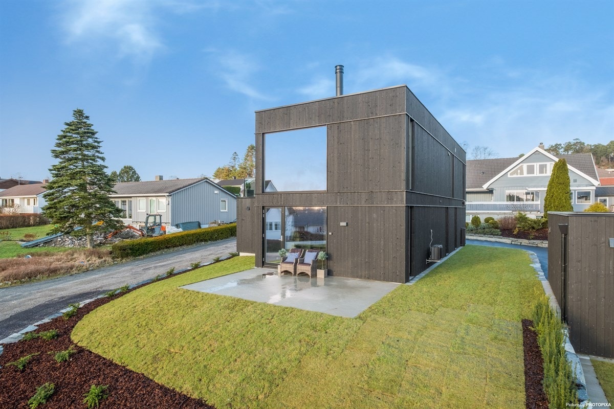 Boligen har et pent opparbeidet uteareal med uteplass på bakkeplan samt en takterrasse over garasjen. Galleribilde