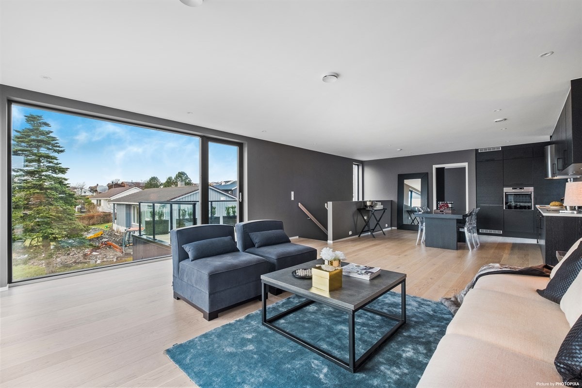 I alle tørre rom er det én stavs hvitbeiset eikeparkett. Galleribilde