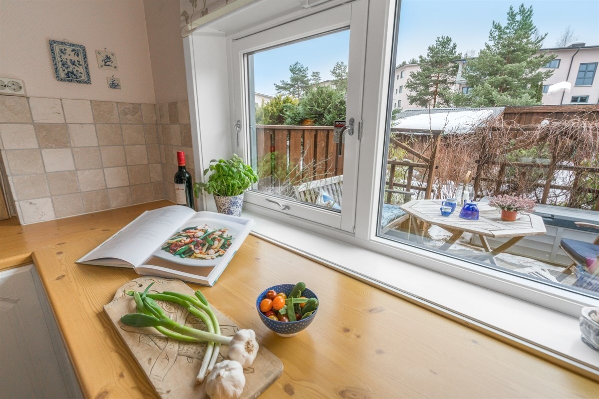 Hyggelig med arbeidsbenk ved vinduet der man kan titte ut på uteplassen som er ved inngangspartiet! Kanskje noen ønsker å få servert noe forfriskende gjennom vinduet? Galleribilde