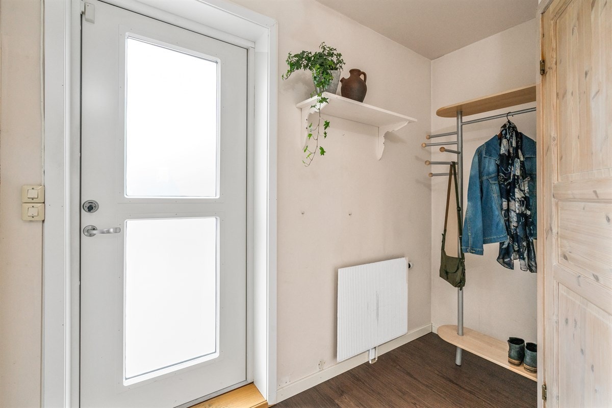 Boligen har en lys entré med fin plass til å henge fra seg Galleribilde