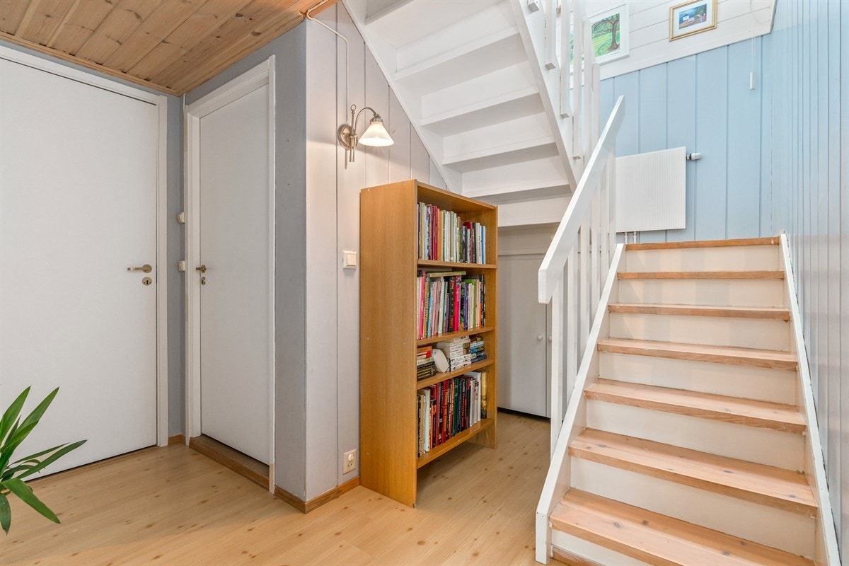 Lys trappeoppgang med lagringsmuligheter under trapp Galleribilde