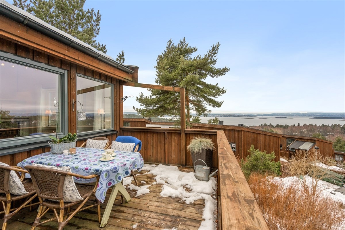 Den luftige utsikten mot Ljan og Oslofjorden fanger fort oppmerksomheten. Fint å starte sommerdagen ute på terrassen med morgenkaffen/frokosten eller avslutte den med grilling sammen med venner. Kanskje blir man vitne til en flott solnedgang også! Galleribilde