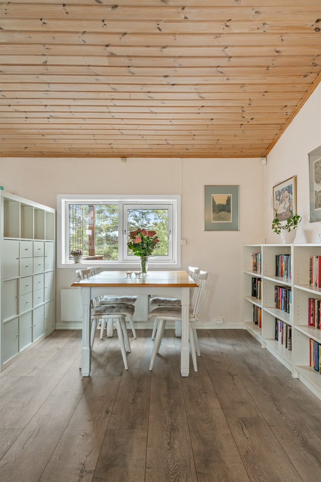 Hyggelig spisekrok med fin plass til spisebord, på grensen mot kjøkkenet. Tilsvarende boliger har valgt å sette opp lettvegger og lage et ekstra soverom her Galleribilde