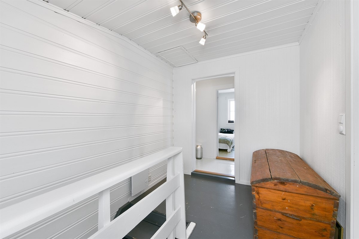 Leiligheten har adkomst via overbygd inngangsparti, til et lyst, felles vindfang og en egen trappegang i første etasje. Galleribilde