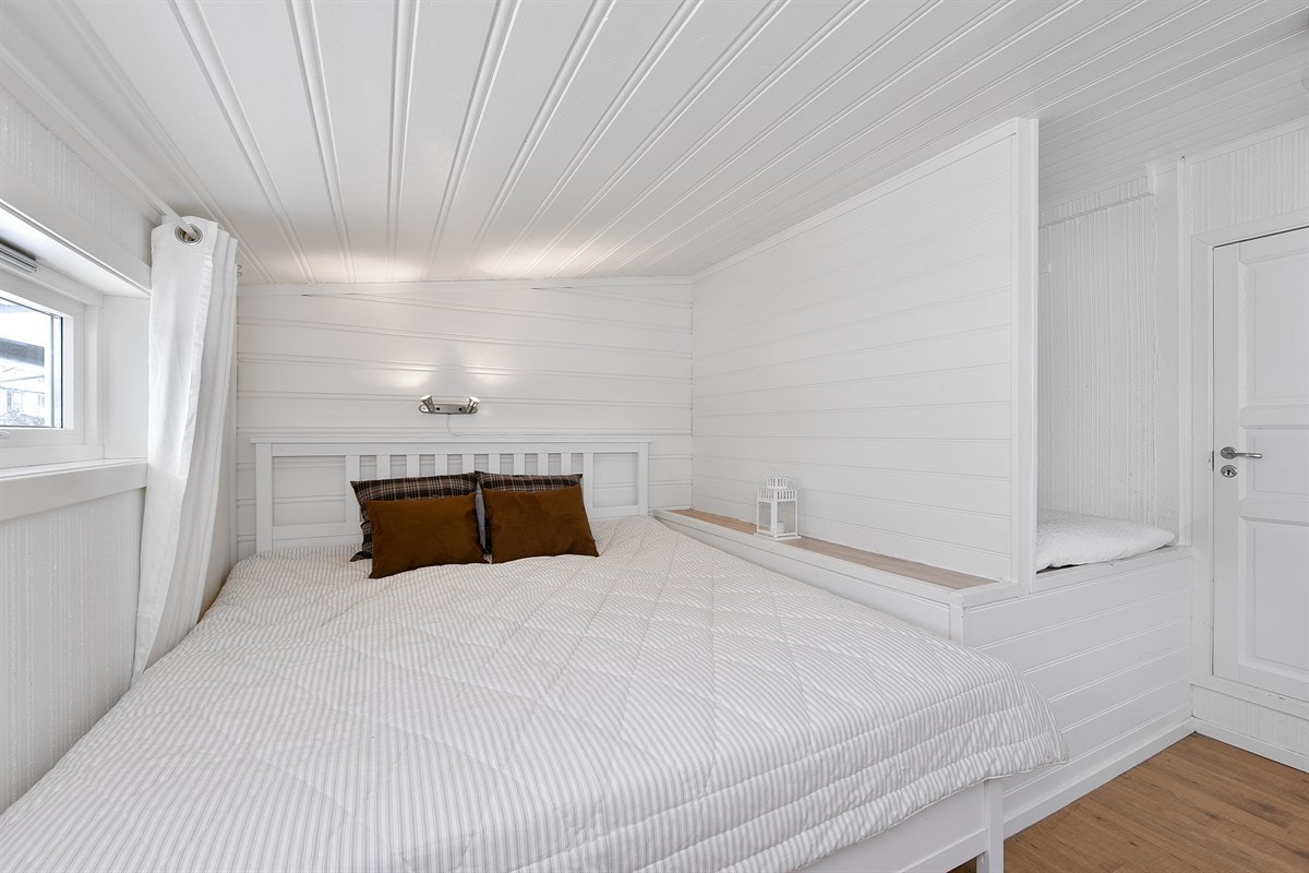 Hovedsoverommet har direkte utgang til boligens vestvendte balkong. Galleribilde