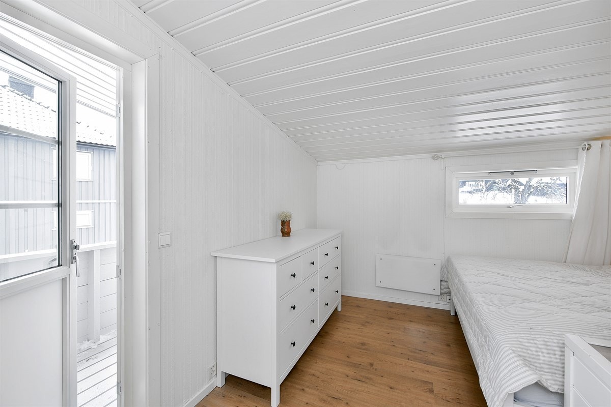 Rommet har også en hendig soveplass på delvis lukket forhøyning, ideelt når smårollingen kommer tuslende om natten. Galleribilde