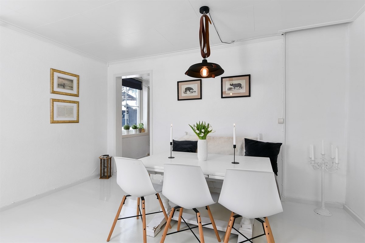 God plass for tillhørende møblement i stuen. Galleribilde