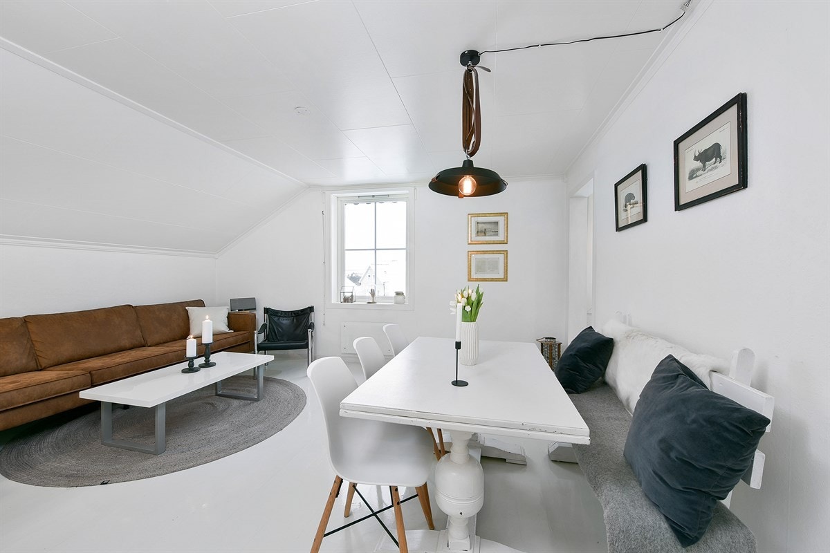 Innvendig fremstår boligen med lyse, nøytrale fargevalg og moderne preg. Galleribilde