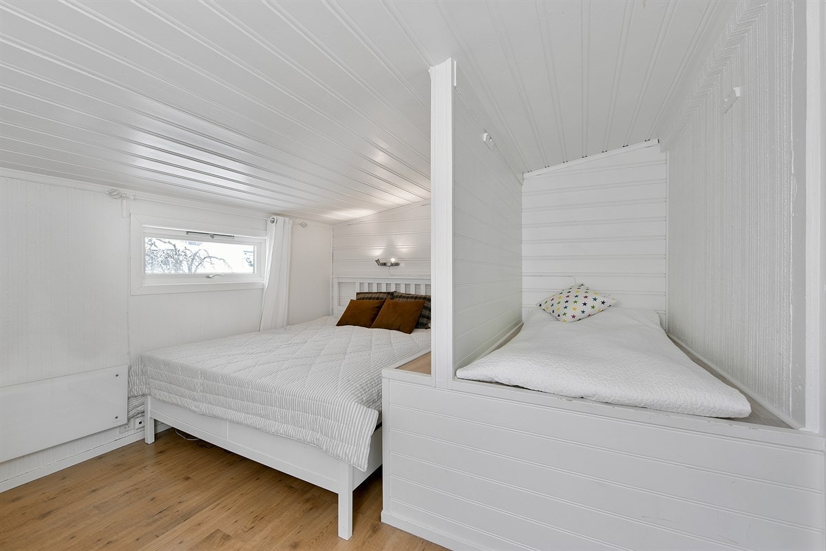 Boligen har to lyse og hyggelige soverom, ett med garderobeskap. Galleribilde