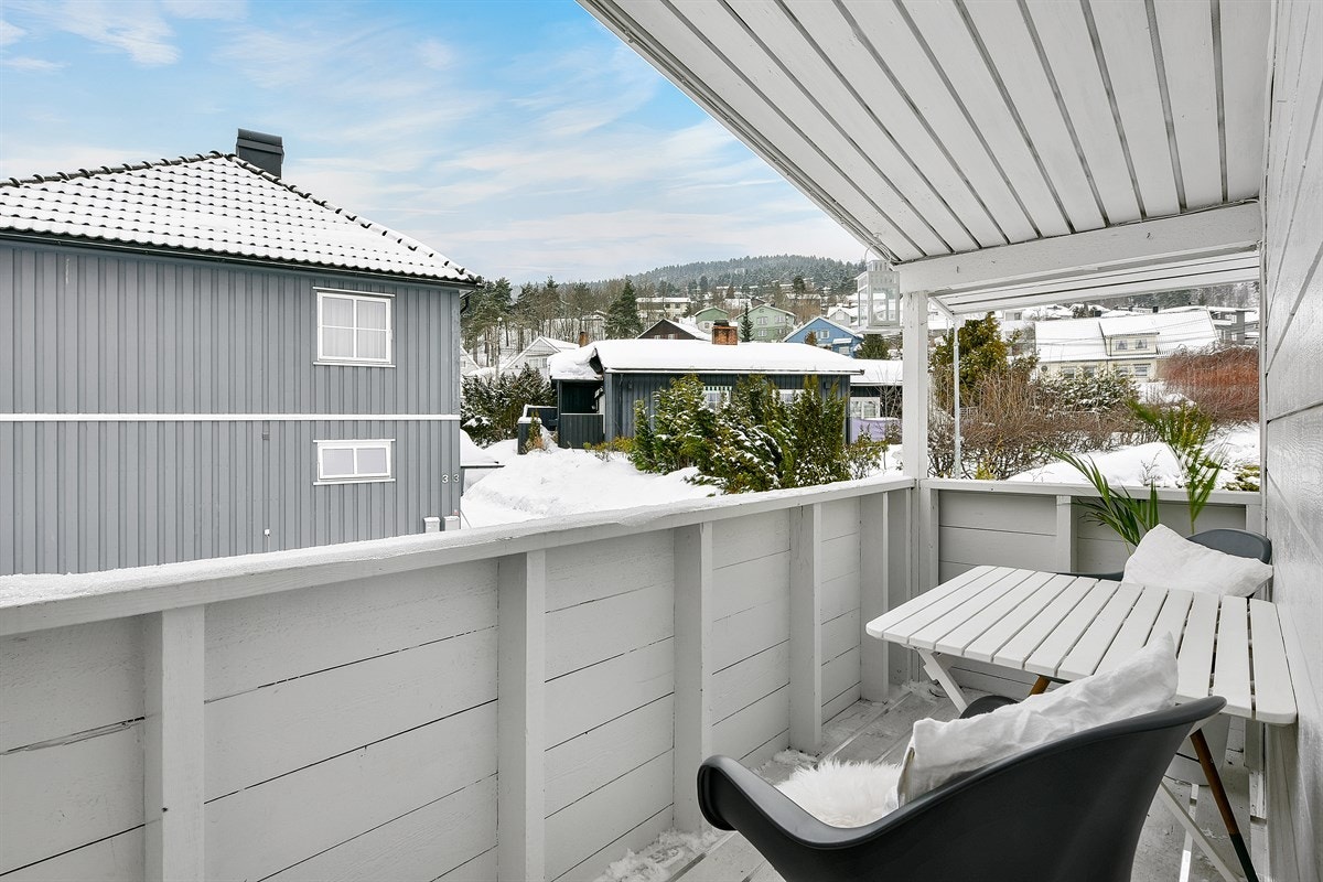 Her bys det på meget gode solforhold, samt idyllisk utsyn til nærmiljøet og frodig natur. Galleribilde