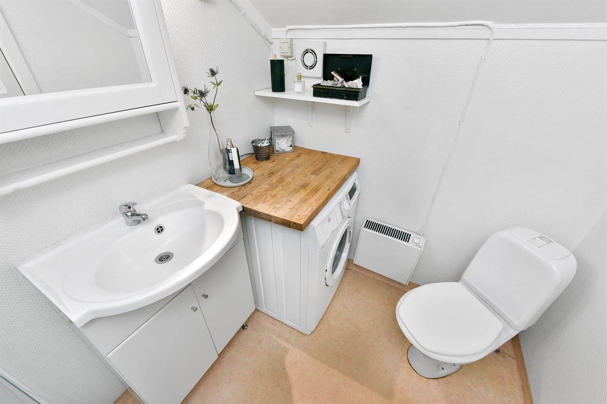 Videre har badet dusjkabinett og opplegg for vaskemaskin. Rommet oppvarmes med panelovn. Galleribilde