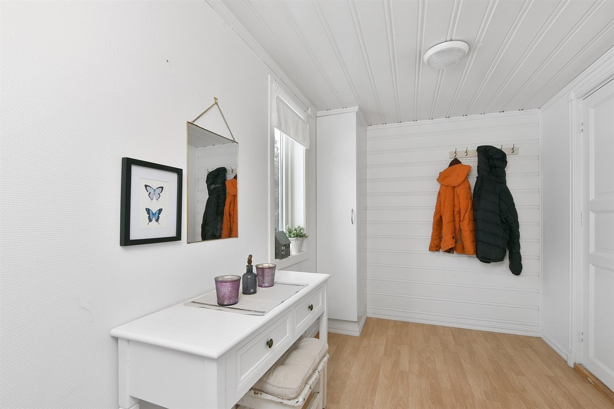 I trappegangen er det plassert et praktisk garderobeskap med muligheter for oppbevaring og oppheng av yttertøy. Galleribilde