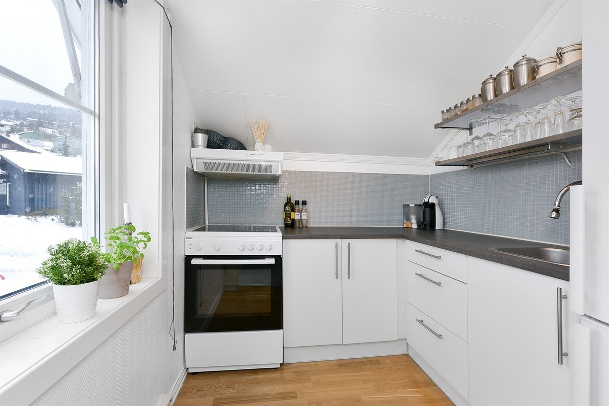 Kjøkkenet er moderne og effektivt designet. Et vindu gir til innslipp av naturlig lys og samtidig idyllisk utsyn til nærmiljø. Galleribilde