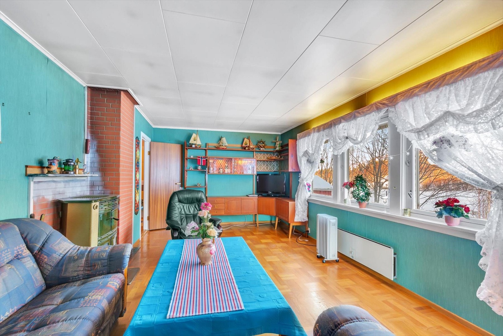 Langstrakt stue med store vindusflater. Galleribilde