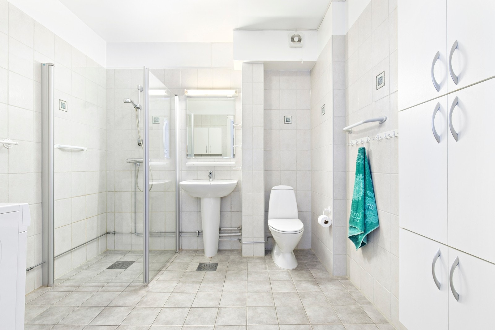 Badet er romslig og det er varmekabler i gulvet Galleribilde