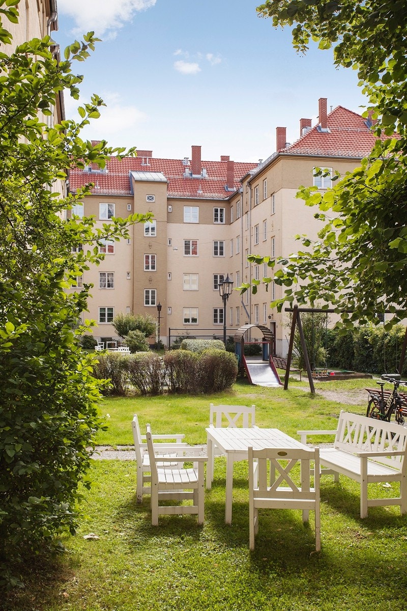 Nydelig, felles bakhage med masse sol Galleribilde