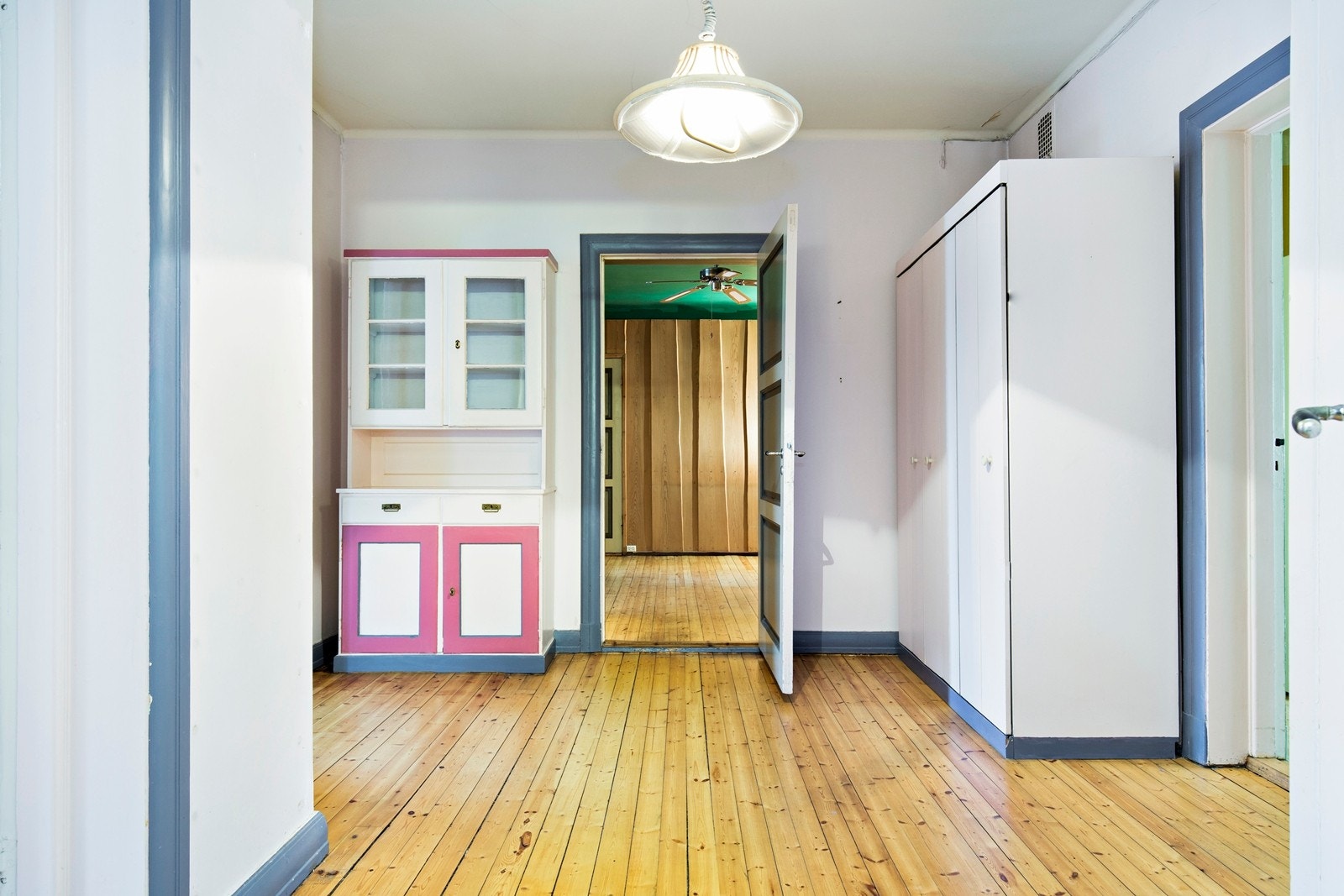 Hall med anretning og plassbygget garderobe Galleribilde