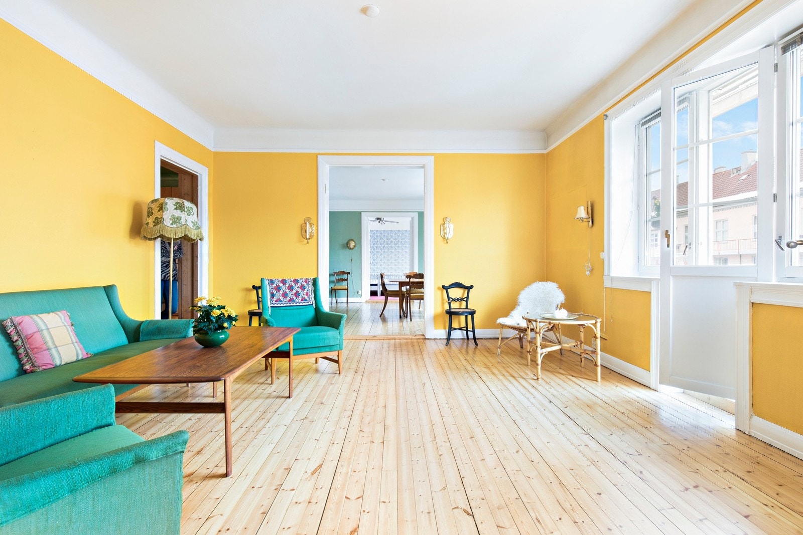 Stuen er stor og lys Galleribilde