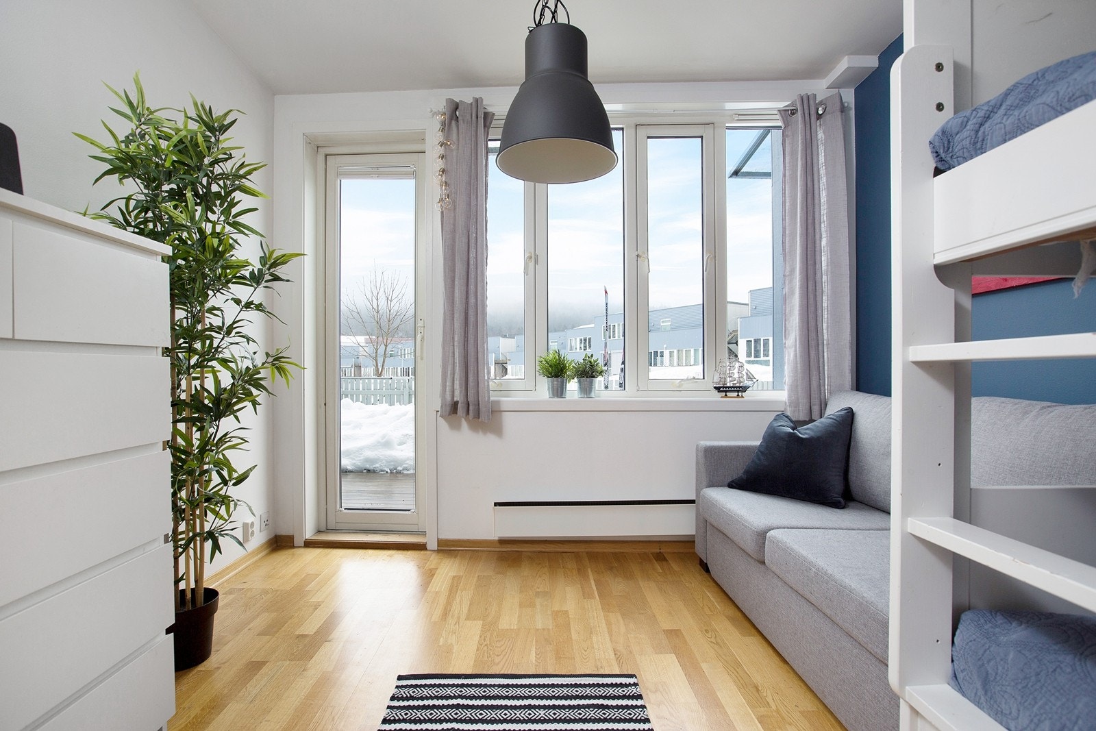 Soverom I (Ofte benyttet som hovedsoverom) er romslig med store vindusflater og utgang til egen hageflekk med morgensol. Galleribilde