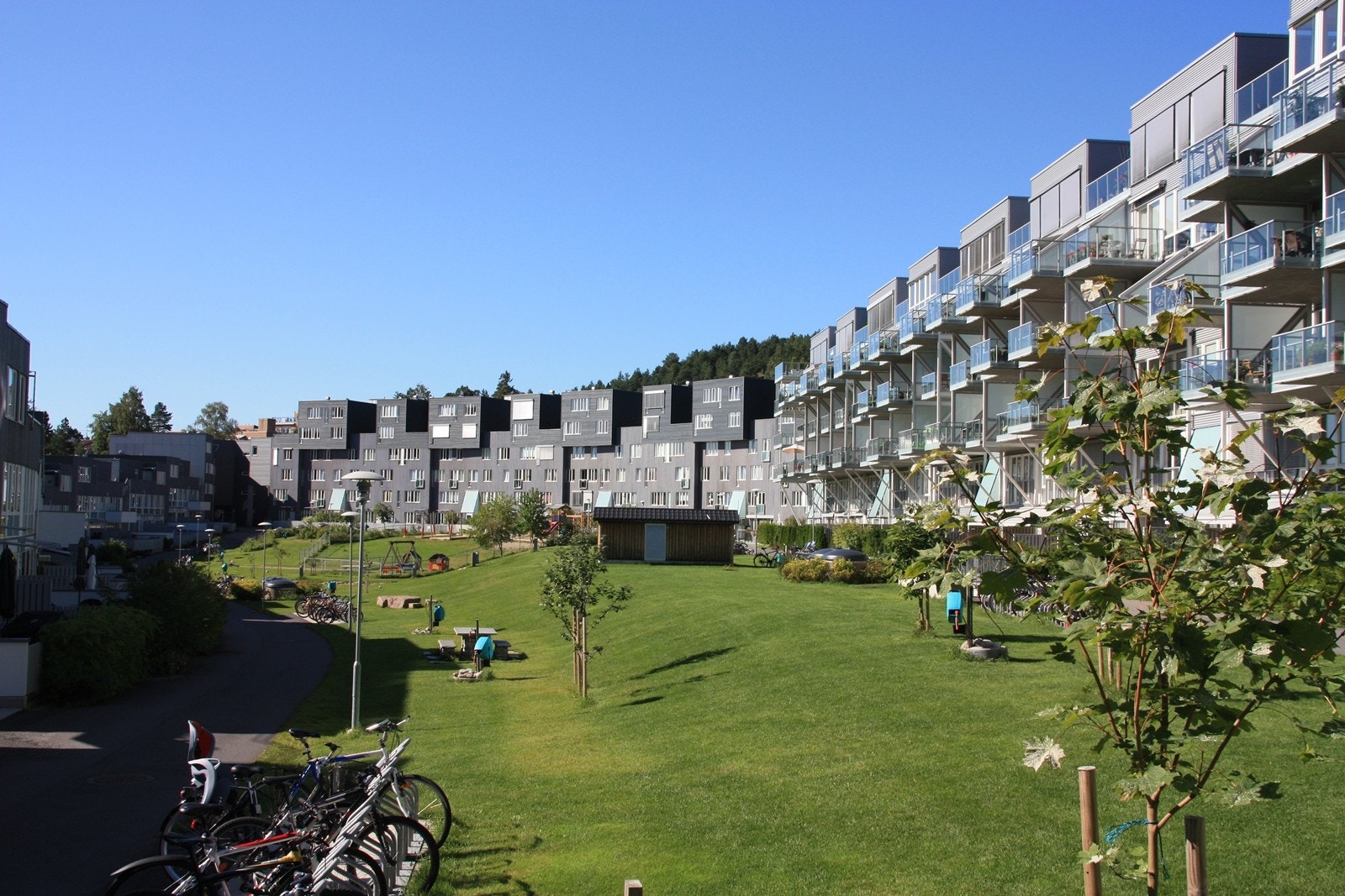 Parkområdet er pent beplantet og holdes vedlike av sameiets egen vaktmester Galleribilde