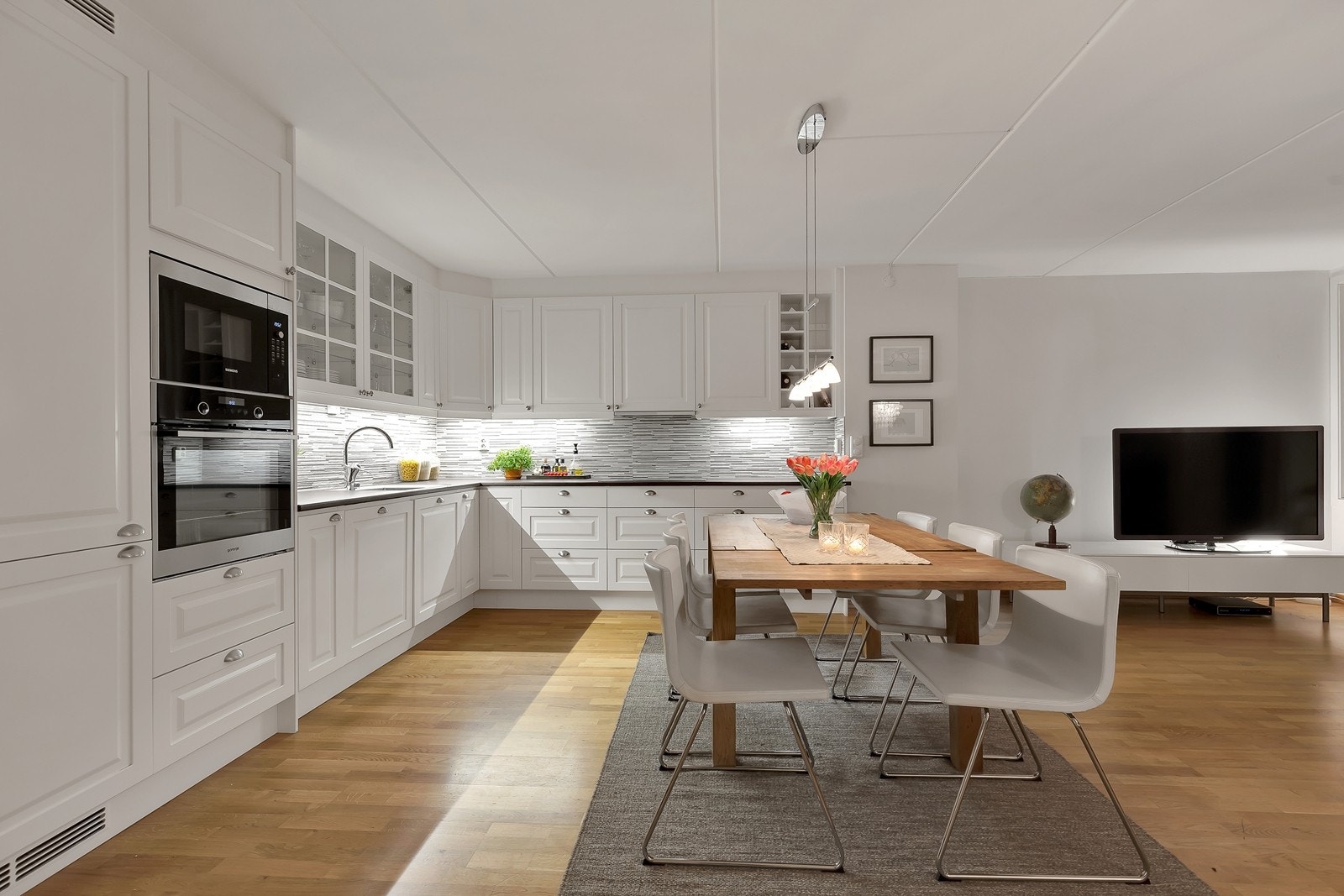 Det lekre kjøkkenet har rikelig med skap og skuffer og har flere meter med benkeplass. Alle hvitevarer er naturligvis integrert. Galleribilde