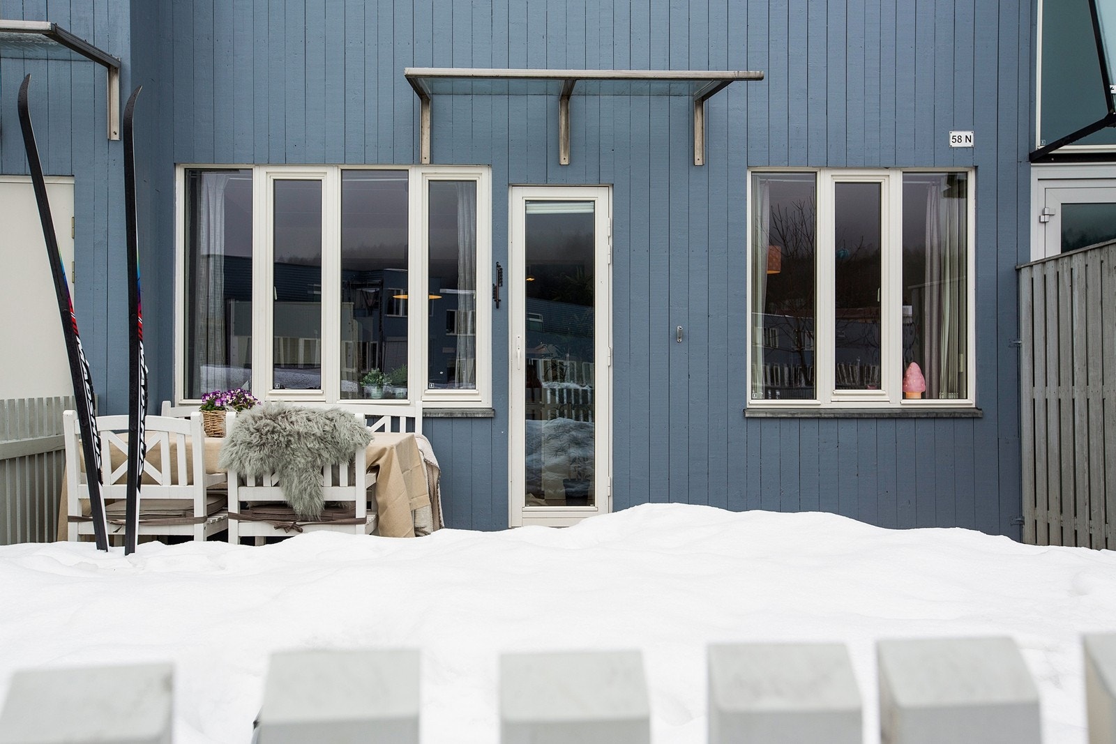 Markterrassen utenfor soverom I har sol fra tidlig morgen til ca kl 1400 om sommeren. Galleribilde