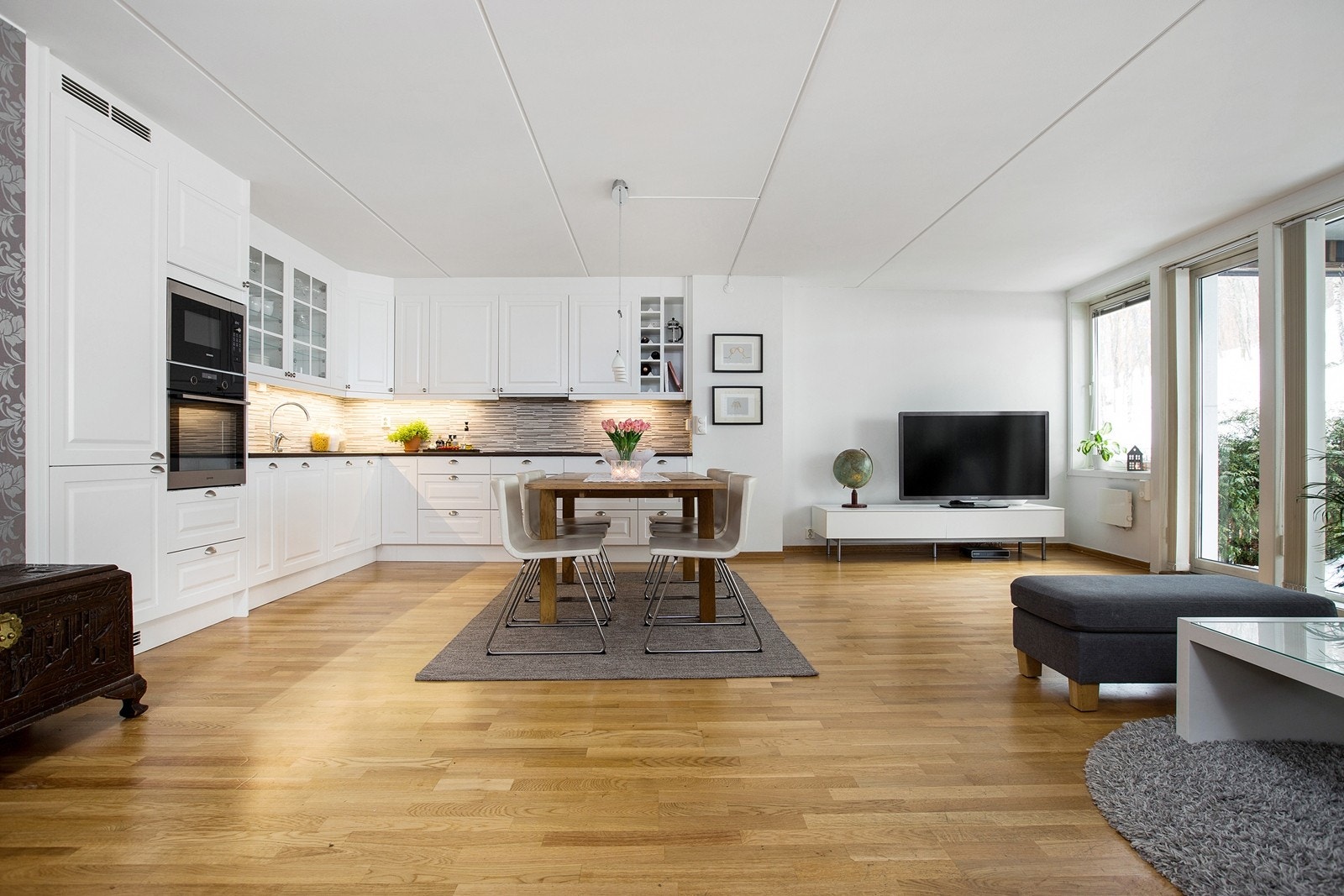 Stor, flott stue - her har kan du invitere mange gjester uten å føle på plassmangel. Galleribilde