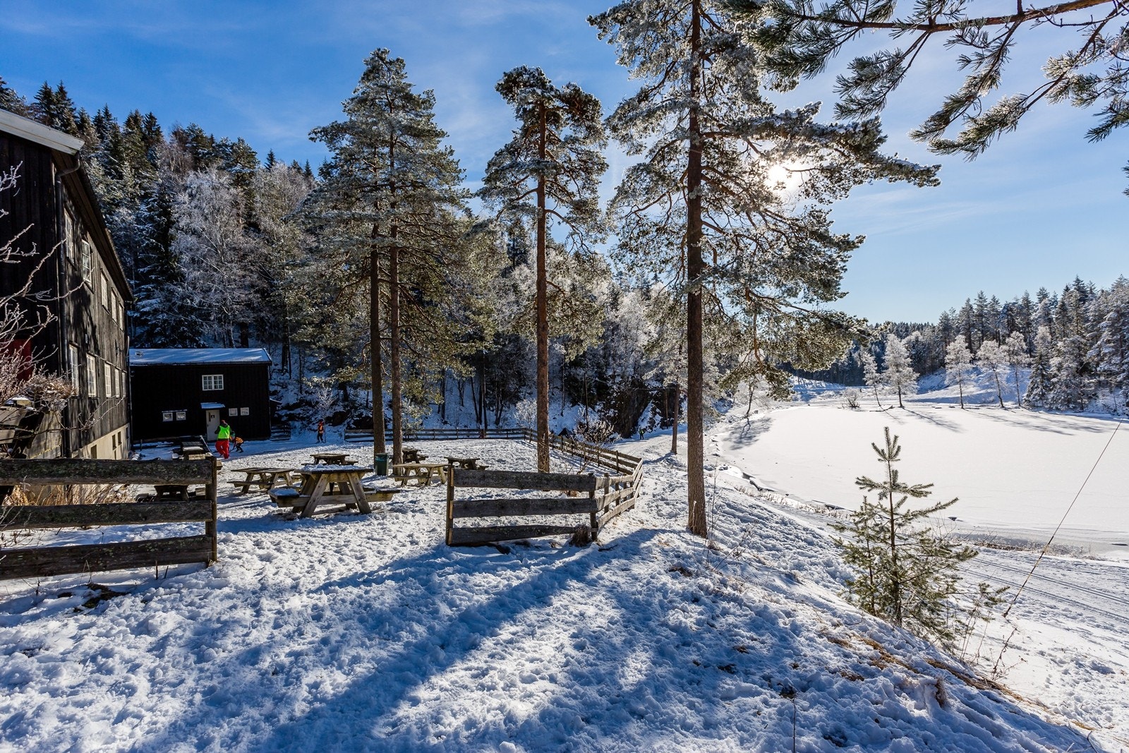 Koselige Linderudkollen, med kaffe/toddy og verdens beste boller, ligger bare 1,5 km fra Årvollskogen. Hit kommer du på ski, til fots og også med barnevogn. Galleribilde
