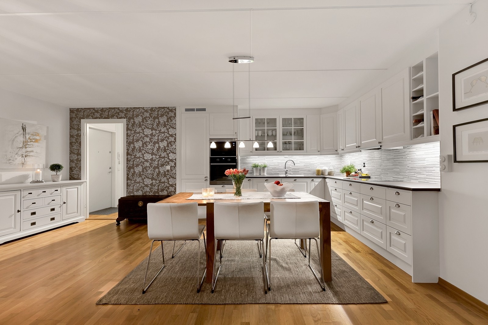 Lekkert og svært godt utnyttet og tilpasset kjøkken fra 2016 med hyggelig spiseplass i front. Galleribilde