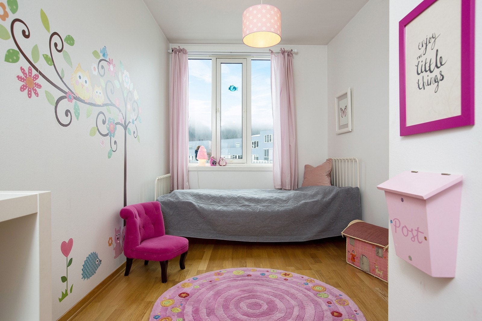 Soverom II vender også ut mot sameiets bilfrie og fredelige parkområde Galleribilde