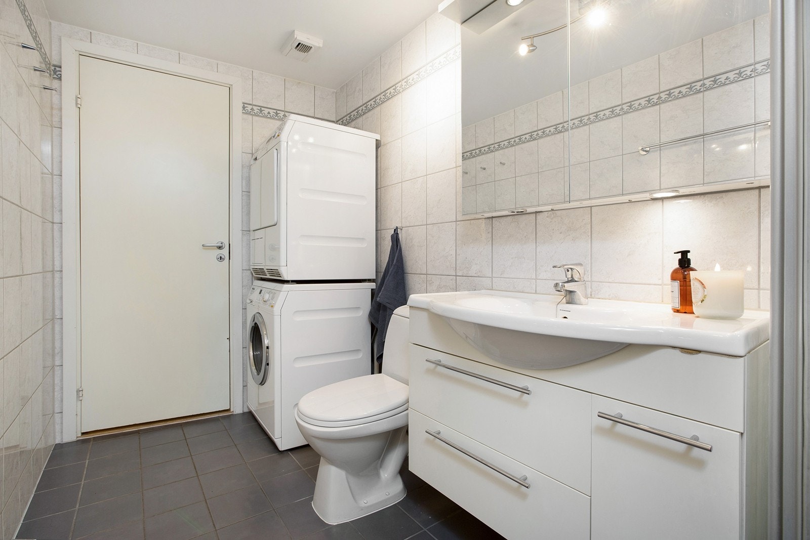 Bad med oppgradert servant- og speilskap. Varmekabler i gulv. Galleribilde