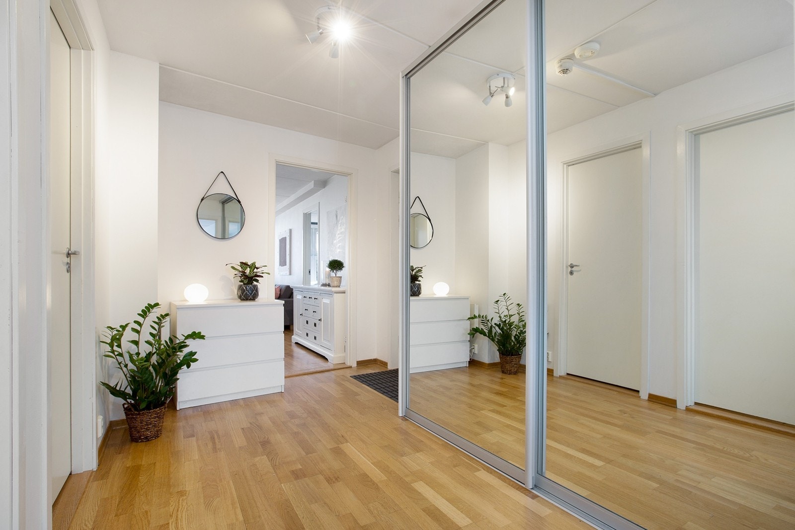 Leiligheten har også en stor, praktisk hall med romslig skyvedørsgarderobe. Her er det god plass og enkelt å holde styr på både sko og klær når familien kommer hjem fra skole/jobb og trening. Galleribilde