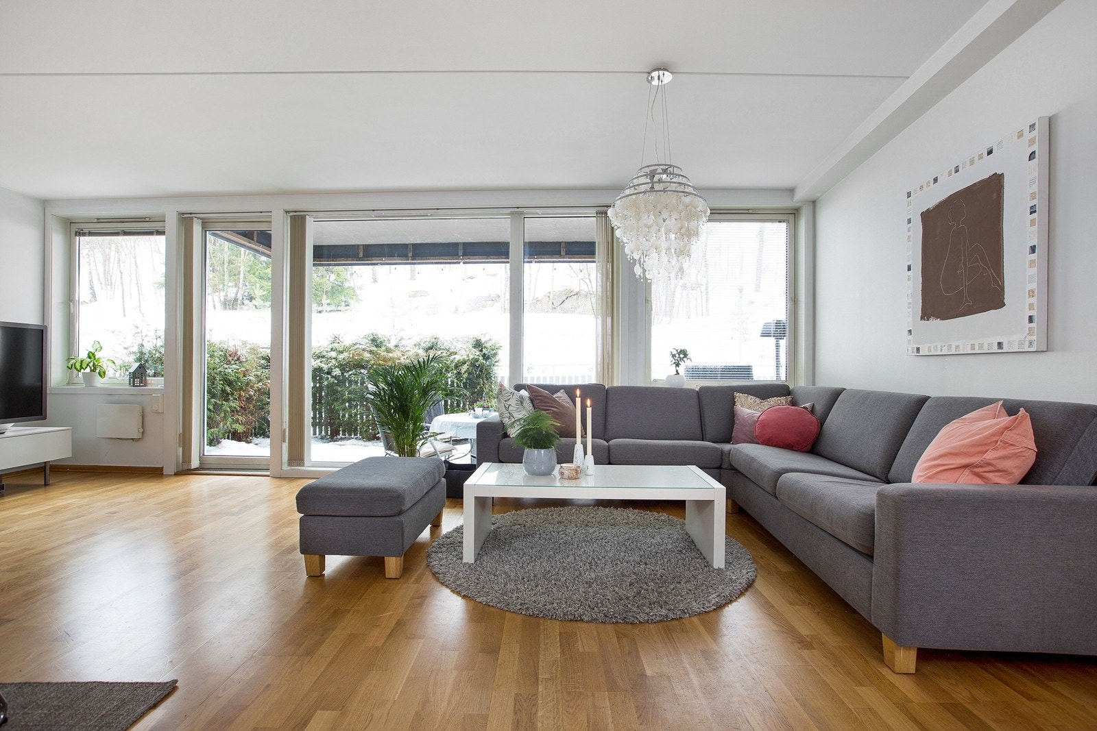 De store vindusflatene (nærmere 6 meter) slipper inn godt med sollys og fra stuen er det utgang til stor, flott markterrasse. Galleribilde