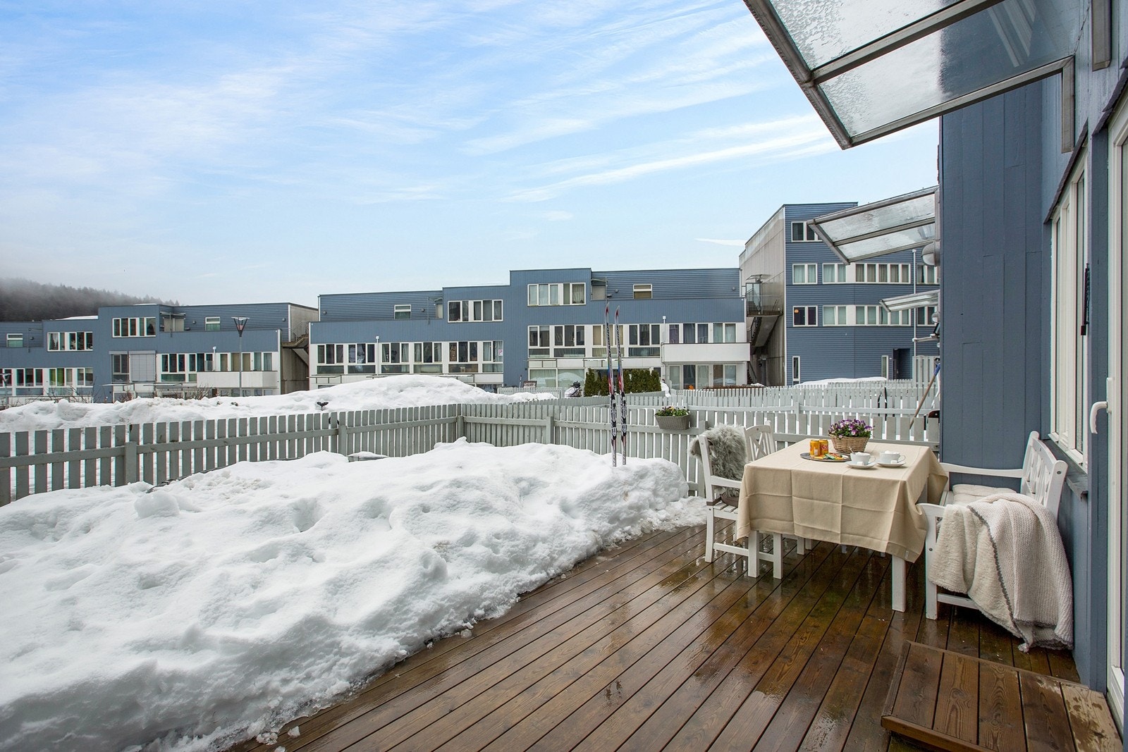 Markterrassen utenfor soverom I er på ca. 32 kvm og vender inn mot sameiets nydelige parkområde. Delvis terrassert med platting, delvis grønn plen. Galleribilde