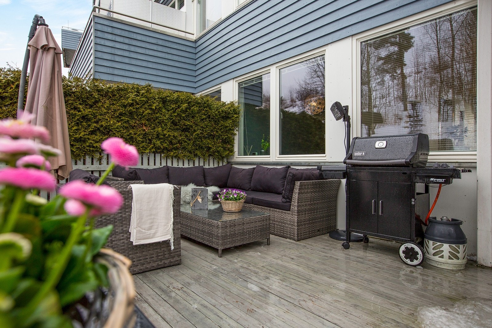 Vestvendt markterrasse med god plass til f.eks en stor lounge, grill og evt flere separate stoler Galleribilde