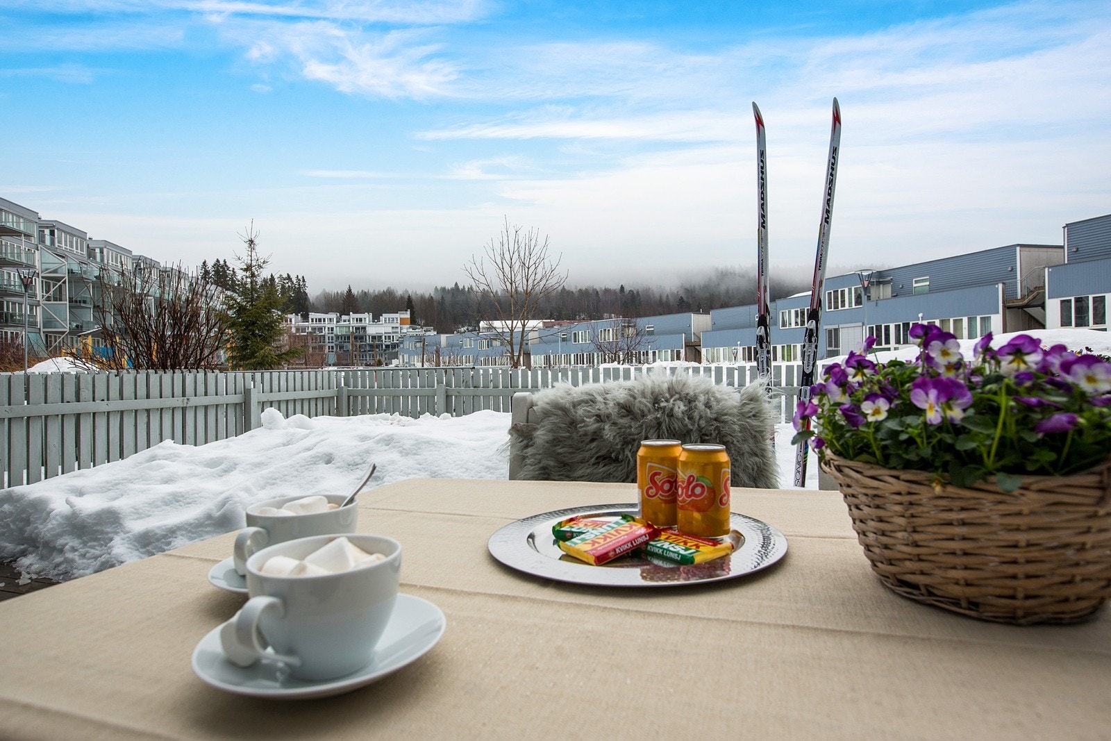 Fra markterrassen utenfor soverom I er det direkte adkomst til sameiets flotte parkområde. Bedre kan det knapt bli for småbarnsfamilier! Galleribilde